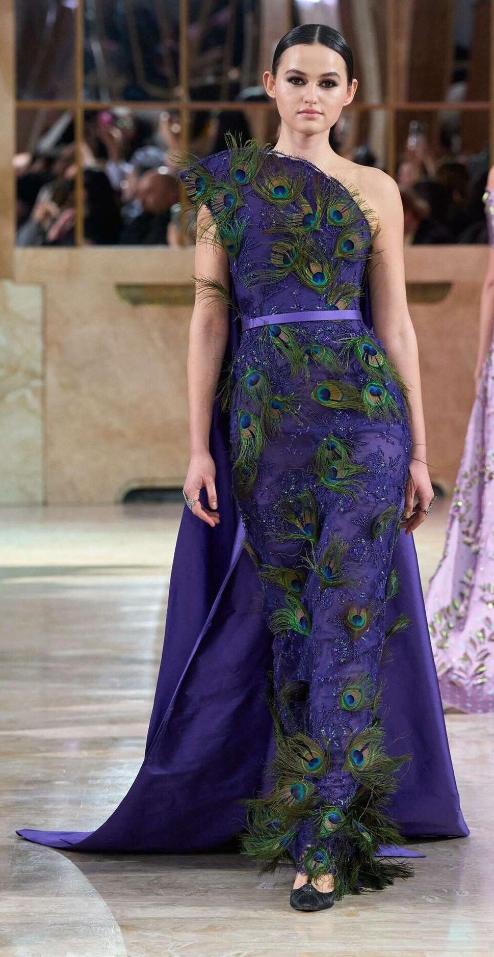 مجموعة روبير أبي نادر لربيع وصيف 2026 تعكس سحر «الشفق القطبي»