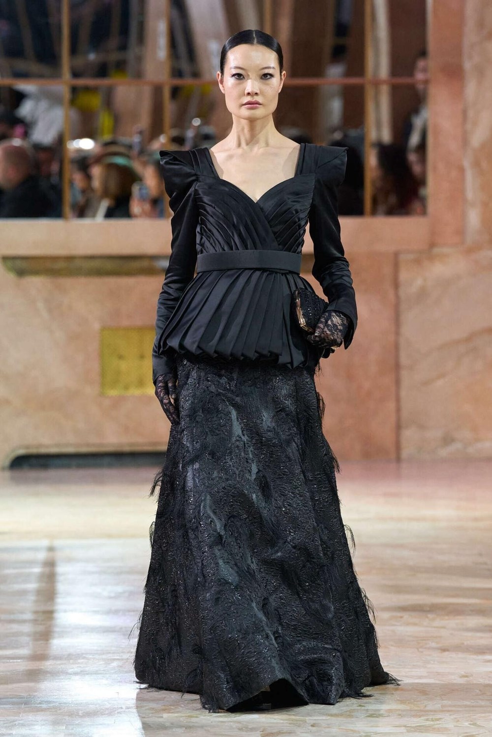 مجموعة روبير أبي نادر لربيع وصيف 2026 تعكس سحر «الشفق القطبي»