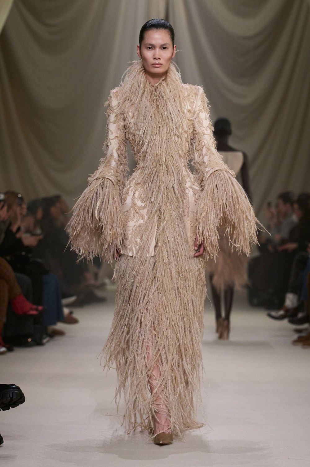 محمد آشي يستلهم مجموعة صيف 2026 من «العصر الفيكتوري»