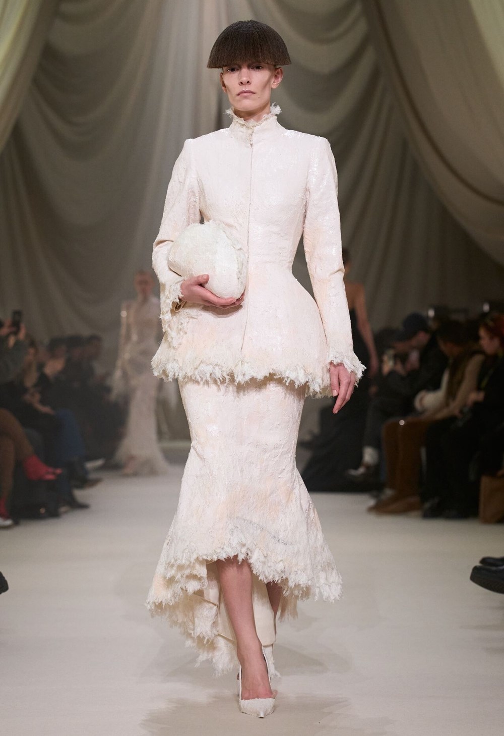 محمد آشي يستلهم مجموعة صيف 2026 من «العصر الفيكتوري»