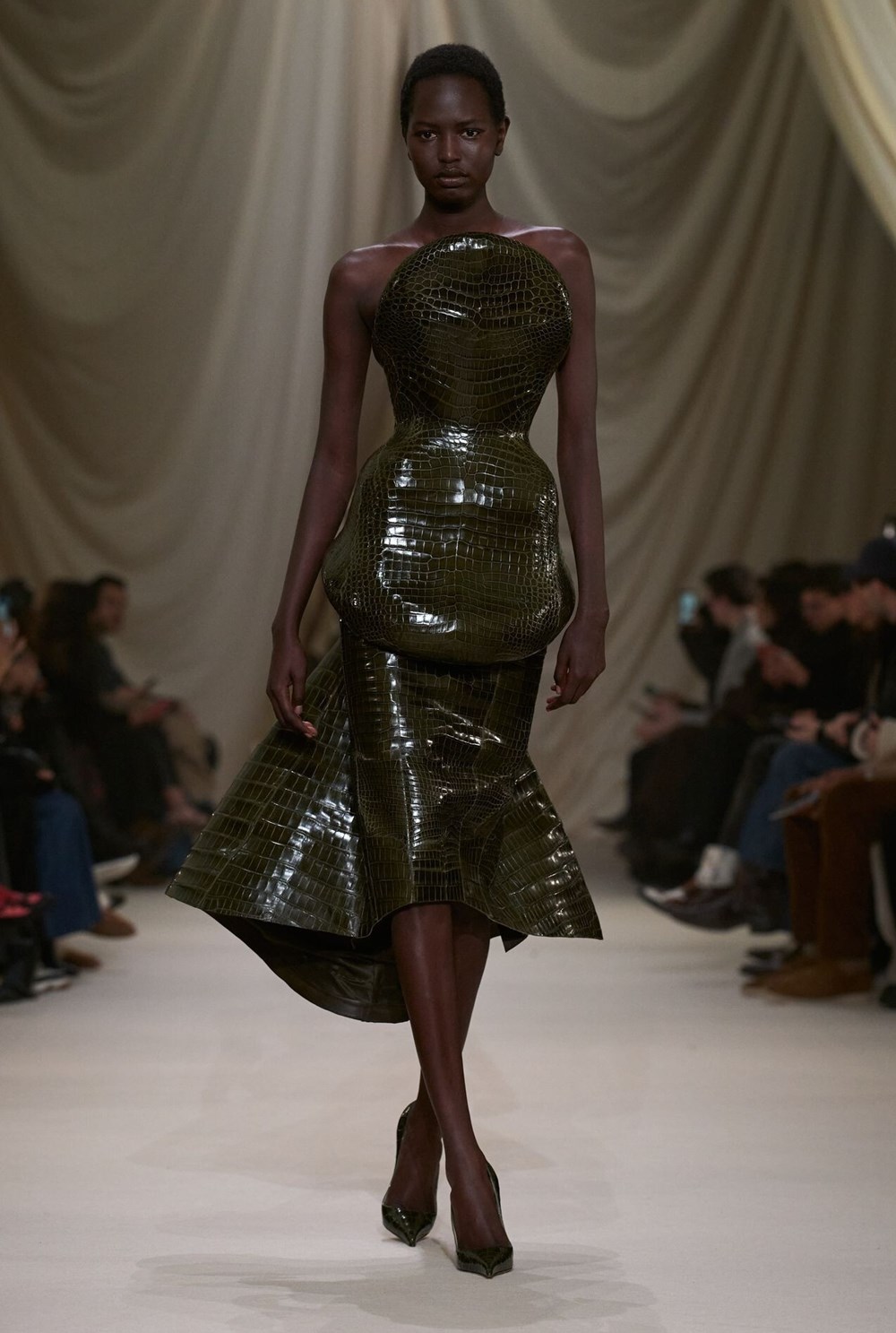 محمد آشي يستلهم مجموعة صيف 2026 من «العصر الفيكتوري»