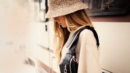 قبعات البوكت الصوفية.. إكسسوار تحتاجين إليه هذا الشتاء