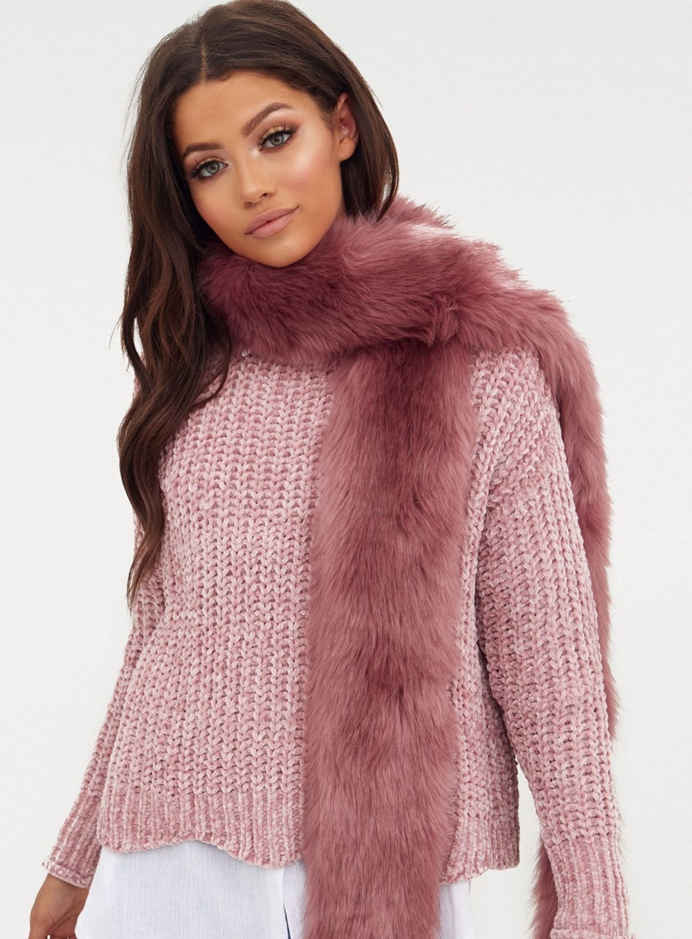 أوشحة الفرو الاصطناعي تعود بقوة.. هذا الشتاء