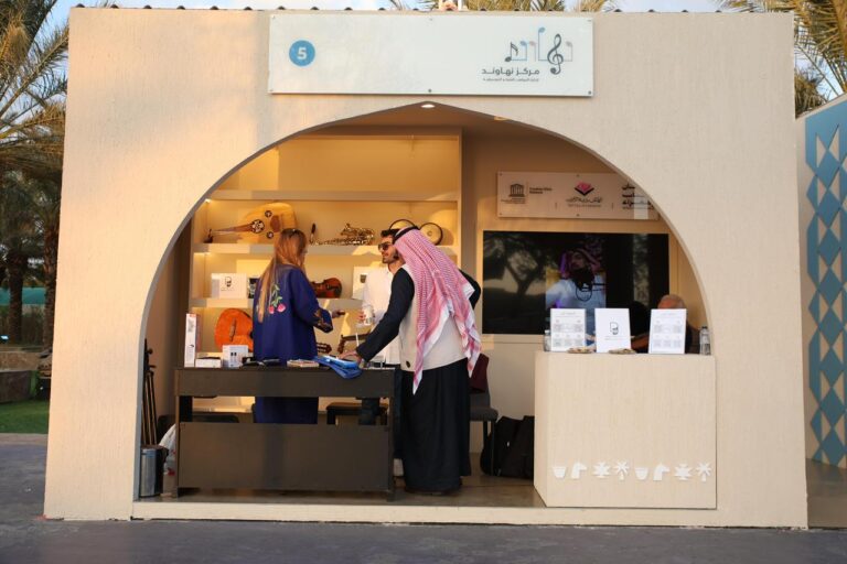 “قصائد بين الطرق” منصة شعرية بمهرجان الكتّاب والقرّاء