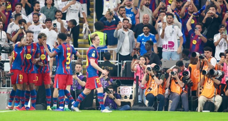 برشلونة يهزم ريال مدريد 3-2 ويتوّج بكأس السوبر الإسباني في جدة