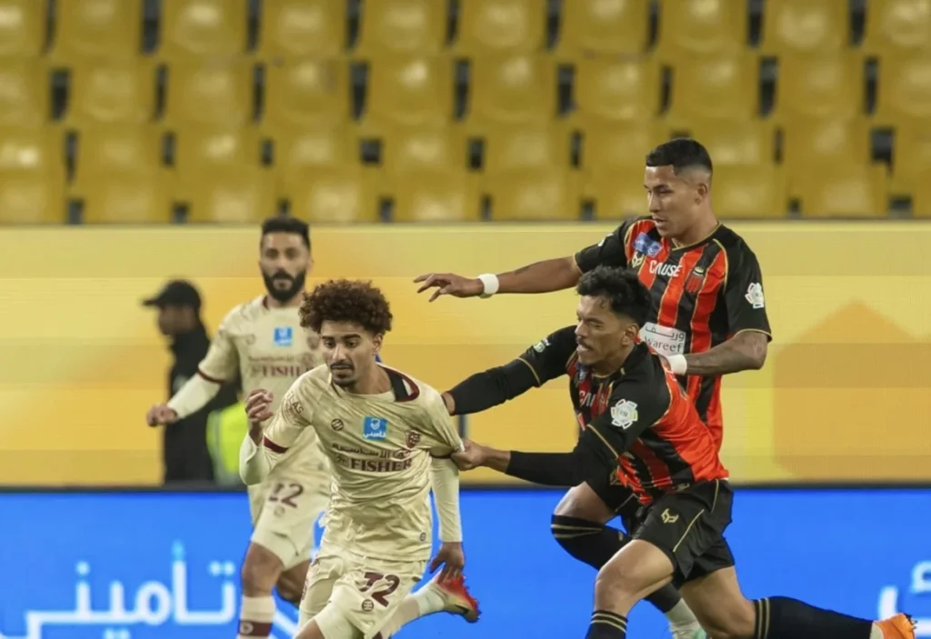 تعادل مثير بين الفيحاء والرياض في دوري روشن