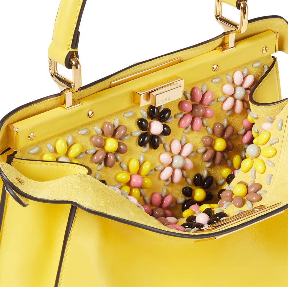 حقيبة «PEEKABOO» تكشف عن جمالها الداخلي