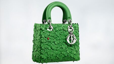حقيبة «ليدي ديور كلوفر».. ثمرة مهارة حرفية استثنائية حقيبة «ليدي ديور كلوفر».. ثمرة مهارة حرفية استثنائية