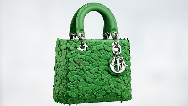حقيبة «ليدي ديور كلوفر».. ثمرة مهارة حرفية استثنائية حقيبة «ليدي ديور كلوفر».. ثمرة مهارة حرفية استثنائية