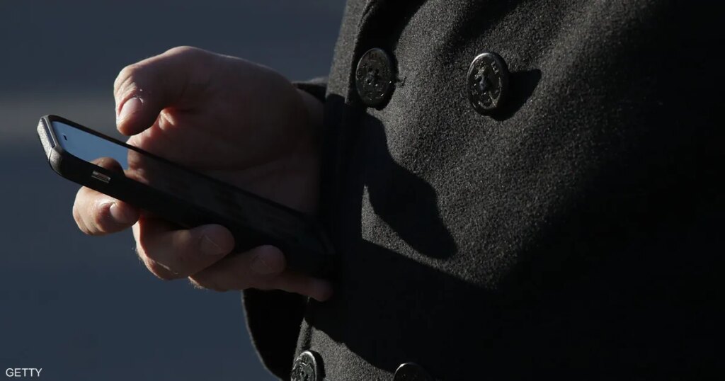 انتظروا وشاهدوا.. رسالة مجهولة على الهواتف تثير القلق بإيران