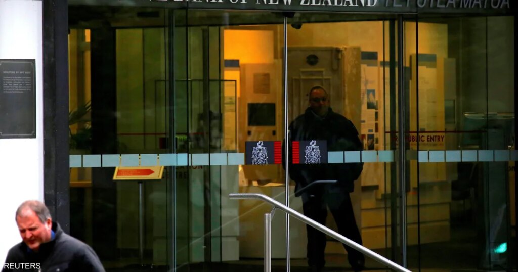 نيوزيلندا تبقي أسعار الفائدة دون تغيير