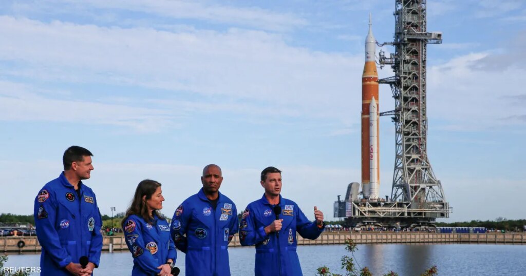 بدء العد التنازلي لأول رحلة مأهولة إلى القمر منذ 1972