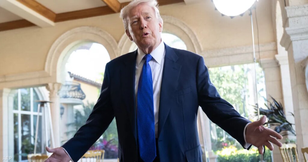 ترامب يلقي "نكات" مثيرة.. ويشعل جدلا سياسيا في واشنطن