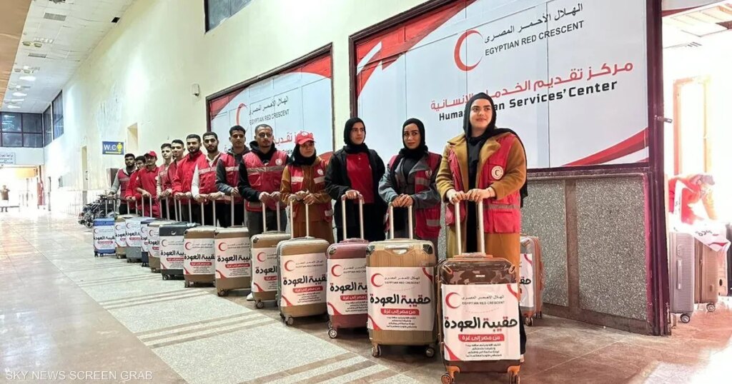 بين العودة والعلاج.. الهلال الأحمر يخفف آلام العابرين في رفح