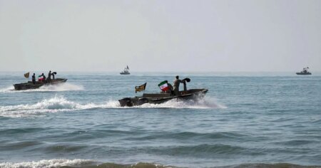 زوارق حربية إيرانية حاولت اعتراض سفينة أميركية.. ماذا حدث؟