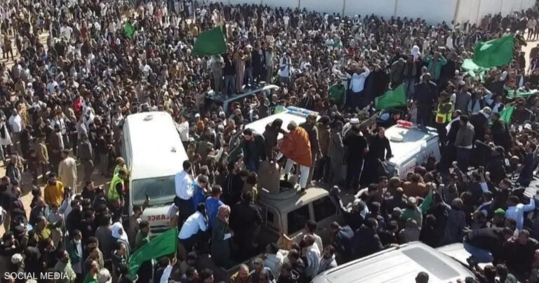 أعلام الجماهيرية.. "رسائل تمرد" من قلب جنازة سيف القذافي