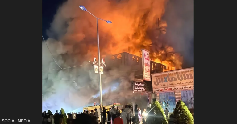 اليمن.. حريق هائل يلتهم مركزا تجاريا في مدينة مأرب