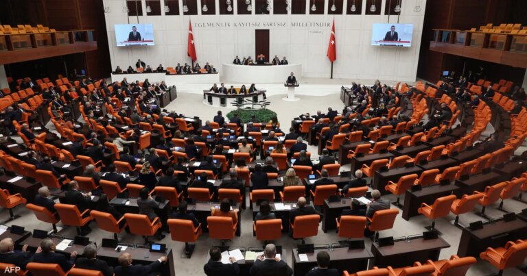 البرلمان التركي يؤيد تقريرا يدعم السلام مع العمال الكردستاني