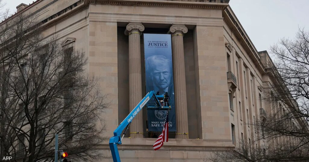 صورة ترامب على مقر وزارة العدل.. "رسالة نفوذ" جديدة