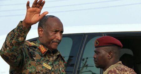 البرهان يغازل "الساتك" ونشطاء يذكرونه "بالانقلاب الدامي"