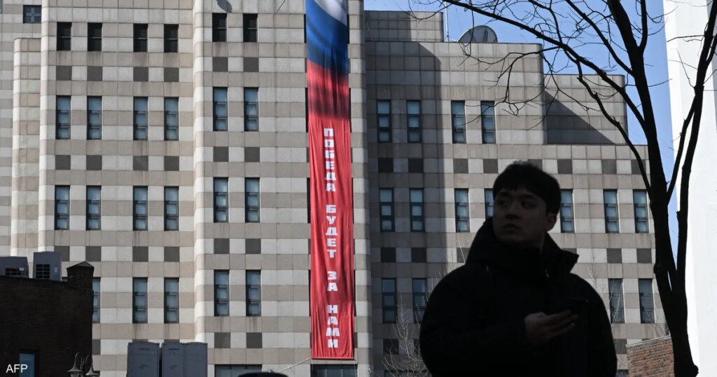 لافتة عملاقة على السفارة الروسية تثير غضب كوريا الجنوبية