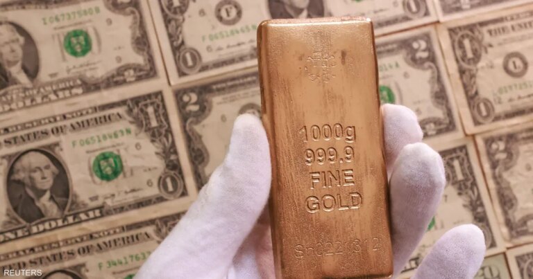 مخاوف تجارية عالمية ترفع الذهب وتضغط على الدولار
