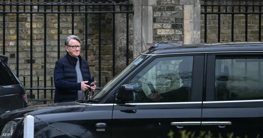 سفير بريطانيا السابق رهن الاعتقال على خلفية علاقته بإبستين