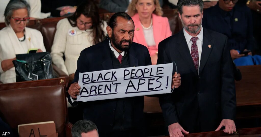 لحمله لافتة تهاجم ترامب.. طرد نائب خلال خطاب حالة الاتحاد