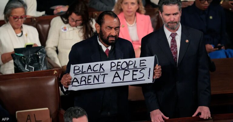 لحمله لافتة تهاجم ترامب.. طرد نائب خلال خطاب حالة الاتحاد