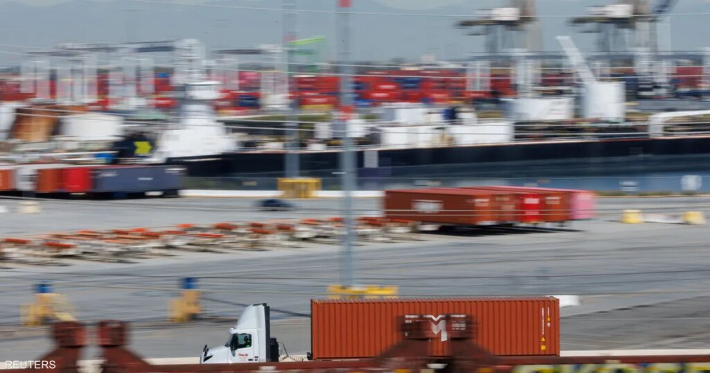 إلغاء التعرفات الجمركية: انفراجة تضخمية أم أزمة استثمارية؟