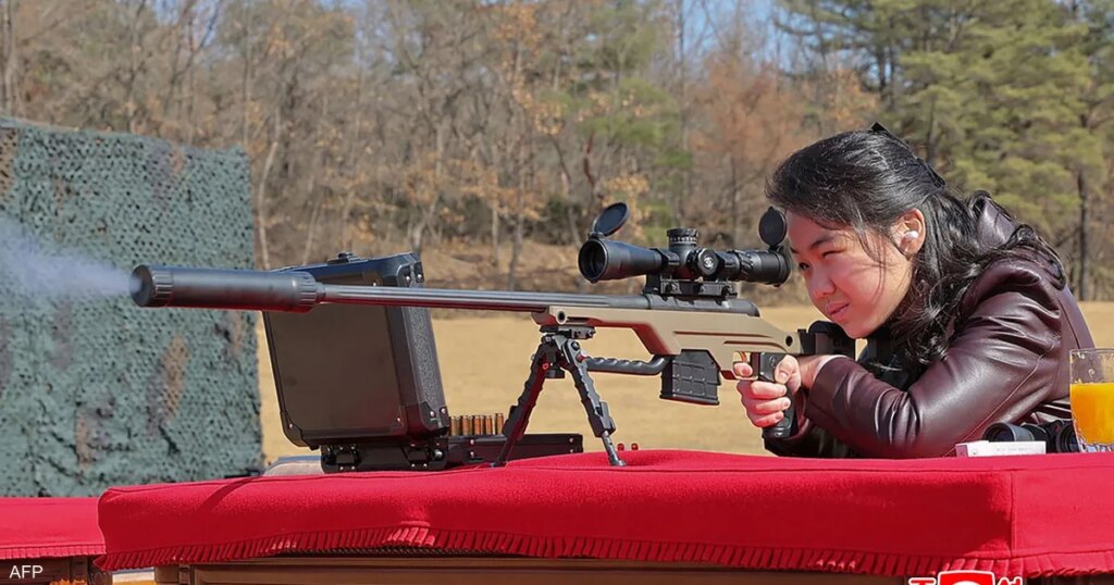 كوريا الشمالية تنشر صورة نادرة لابنة كيم في ميدان الرماية