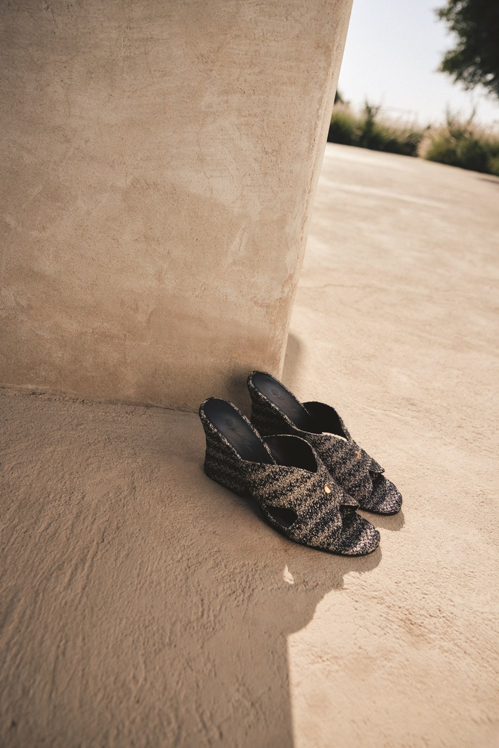 «لورو بيانا».. أناقة تتنفس هدوء الصحراء