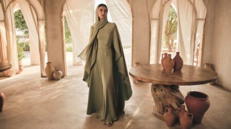 «لورو بيانا».. أناقة تتنفس هدوء الصحراء «لورو بيانا».. أناقة تتنفس هدوء الصحراء