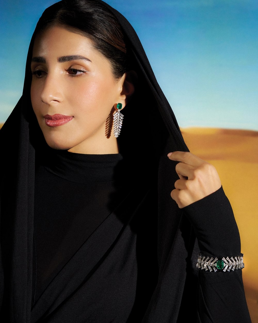 حلق وسوار Bright Vitality.. من مجموعة Monsieur FRED Ideal Light، مجوهرات FRED.  مريم ترتدي فستاناً مع غطاء للرأس من Magda Butrym 