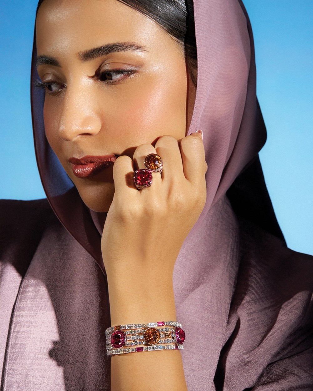 خاتم وسوار Blazing Audacity.. من مجموعة Monsieur FRED Ideal Light، مجوهرات FRED.  جواهر ترتدي شيلة وعباية من Takara