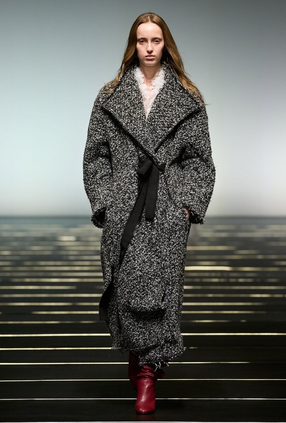 أسبوع دبي للموضة يجذب أنظار العالم بعرض «ألبرتا فيريتي»