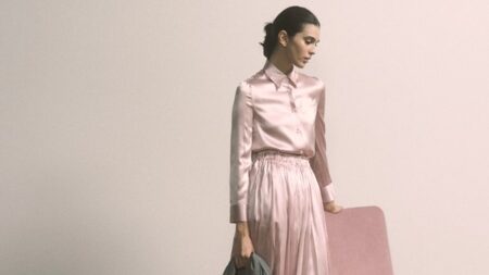 تشكيلة «برادا» الرمضانية.. قصّات نقية ولمسة احتفالية