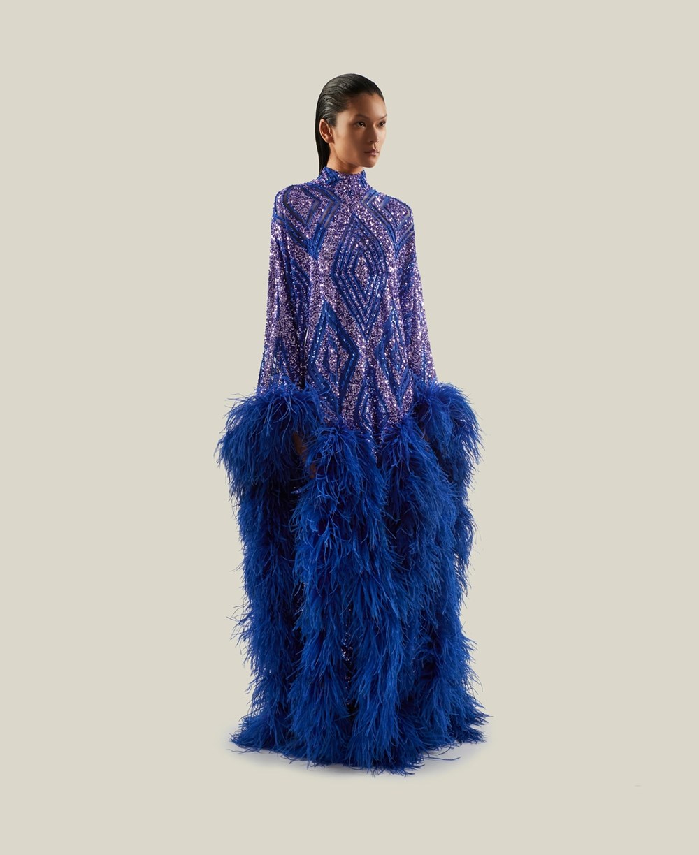 علامات عالمية تقدم القفطان بأسلوب عصري.. لإطلالة رمضانية أنيقة