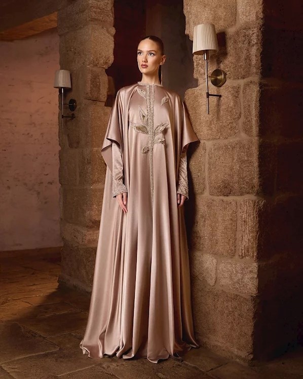 علامات عالمية تقدم القفطان بأسلوب عصري.. لإطلالة رمضانية أنيقة