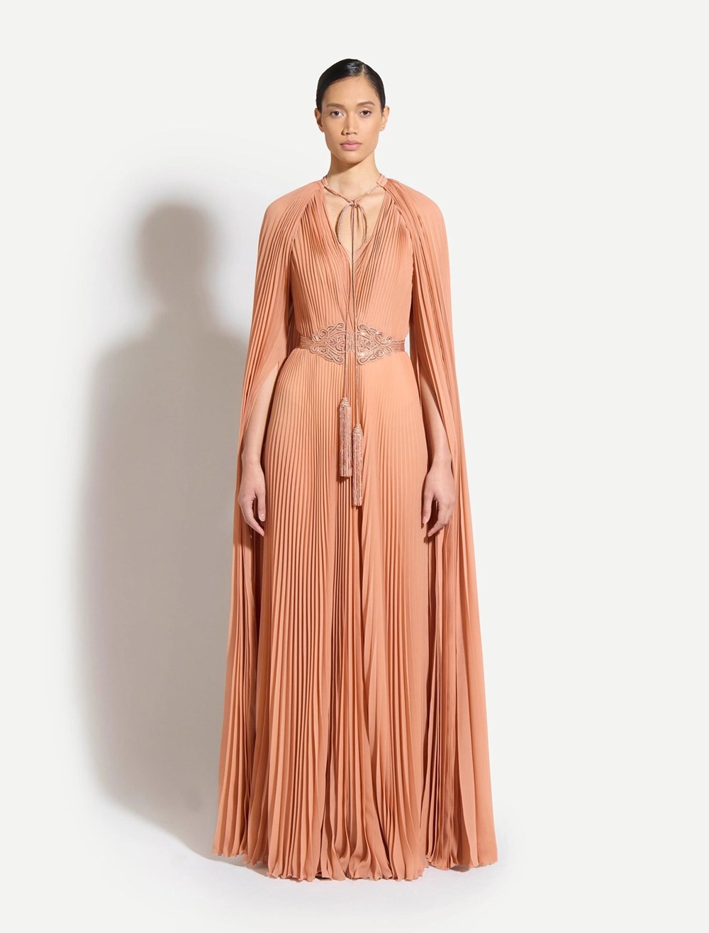 علامات عالمية تقدم القفطان بأسلوب عصري.. لإطلالة رمضانية أنيقة