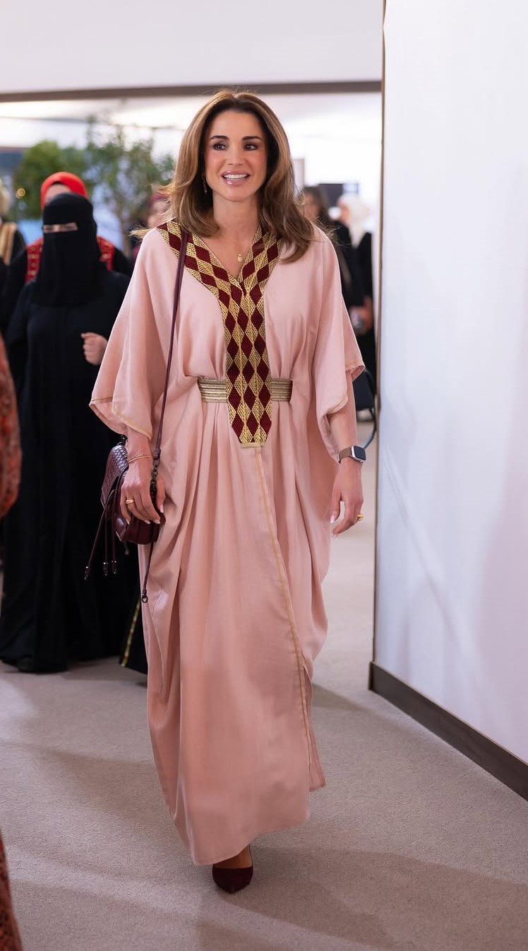 استوحي إطلالاتكِ الرمضانية من أزياء الملكة رانيا