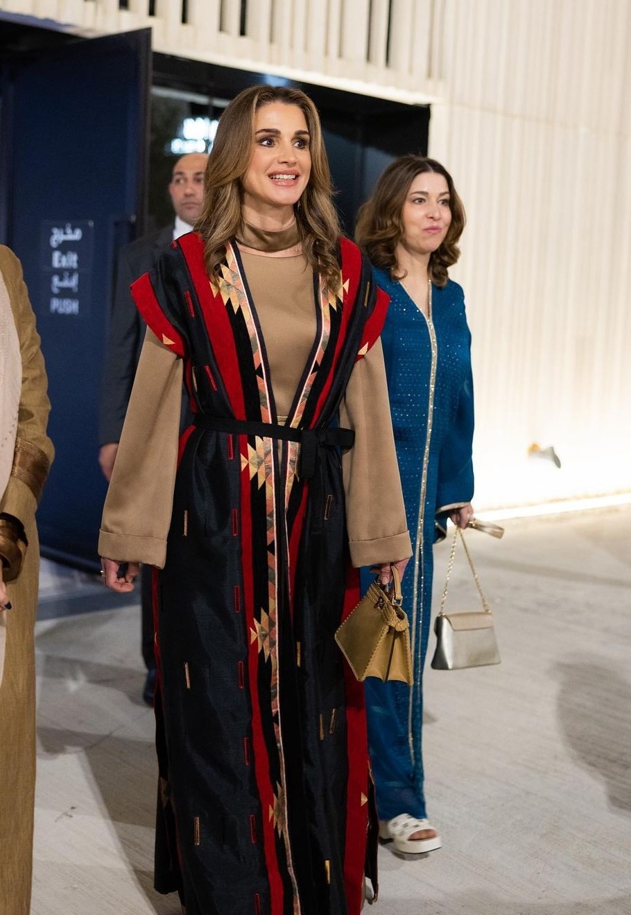 استوحي إطلالاتكِ الرمضانية من أزياء الملكة رانيا