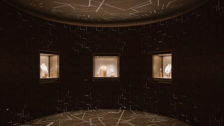 كارتييه تكشف عن معرض "آن إيكيليبر" للمجوهرات الفاخرة في دبي