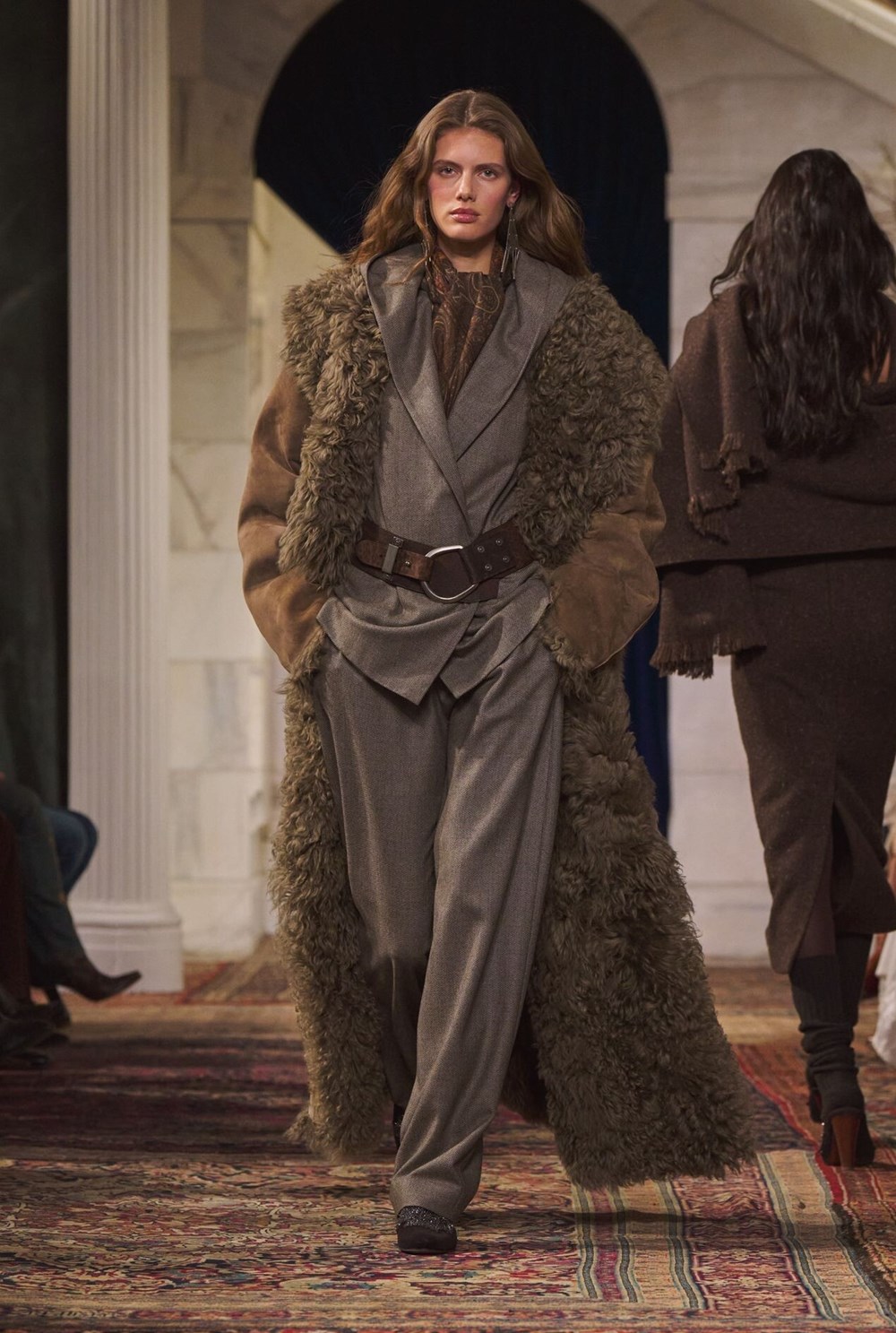 «رالف لورين 2026».. عودة «المتمرد النبيل» بعرضٍ يحبس الأنفاس في نيويورك