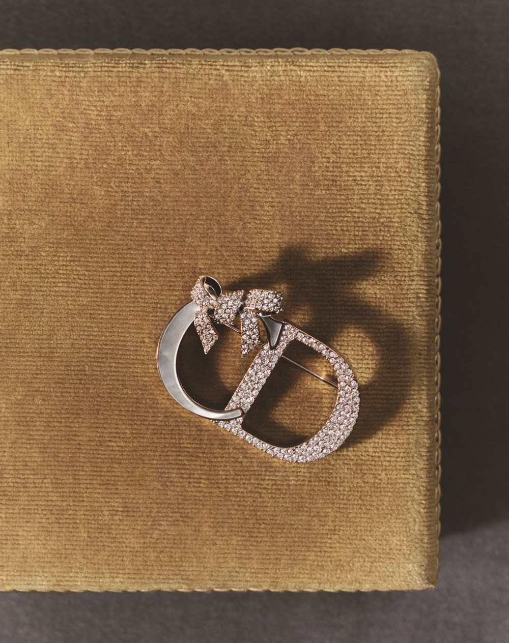 «Dior Or».. أناقة مضيئة عبر الزمن