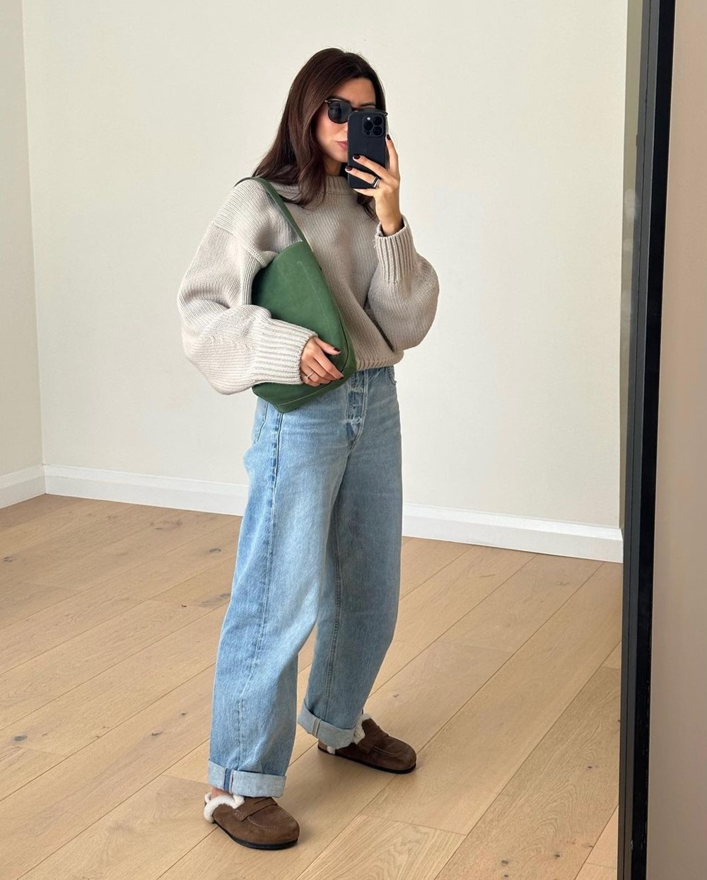 نسقي «السويتر» الفضفاض بأساليب أنيقة.. في الشتاء