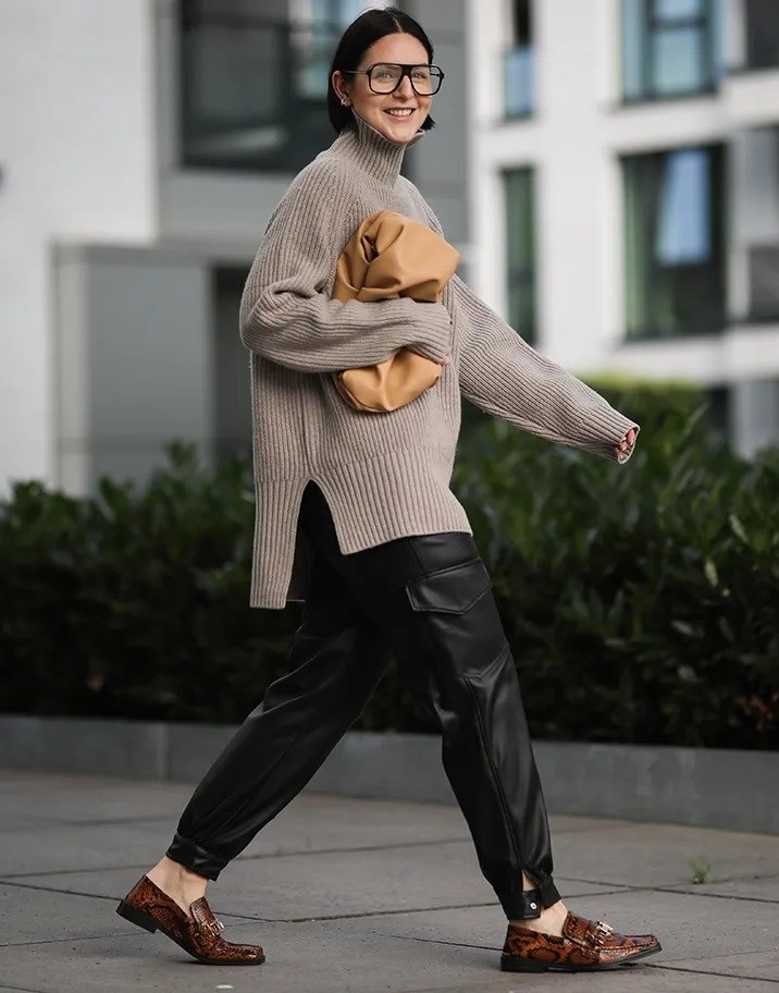 نسقي «السويتر» الفضفاض بأساليب أنيقة.. في الشتاء