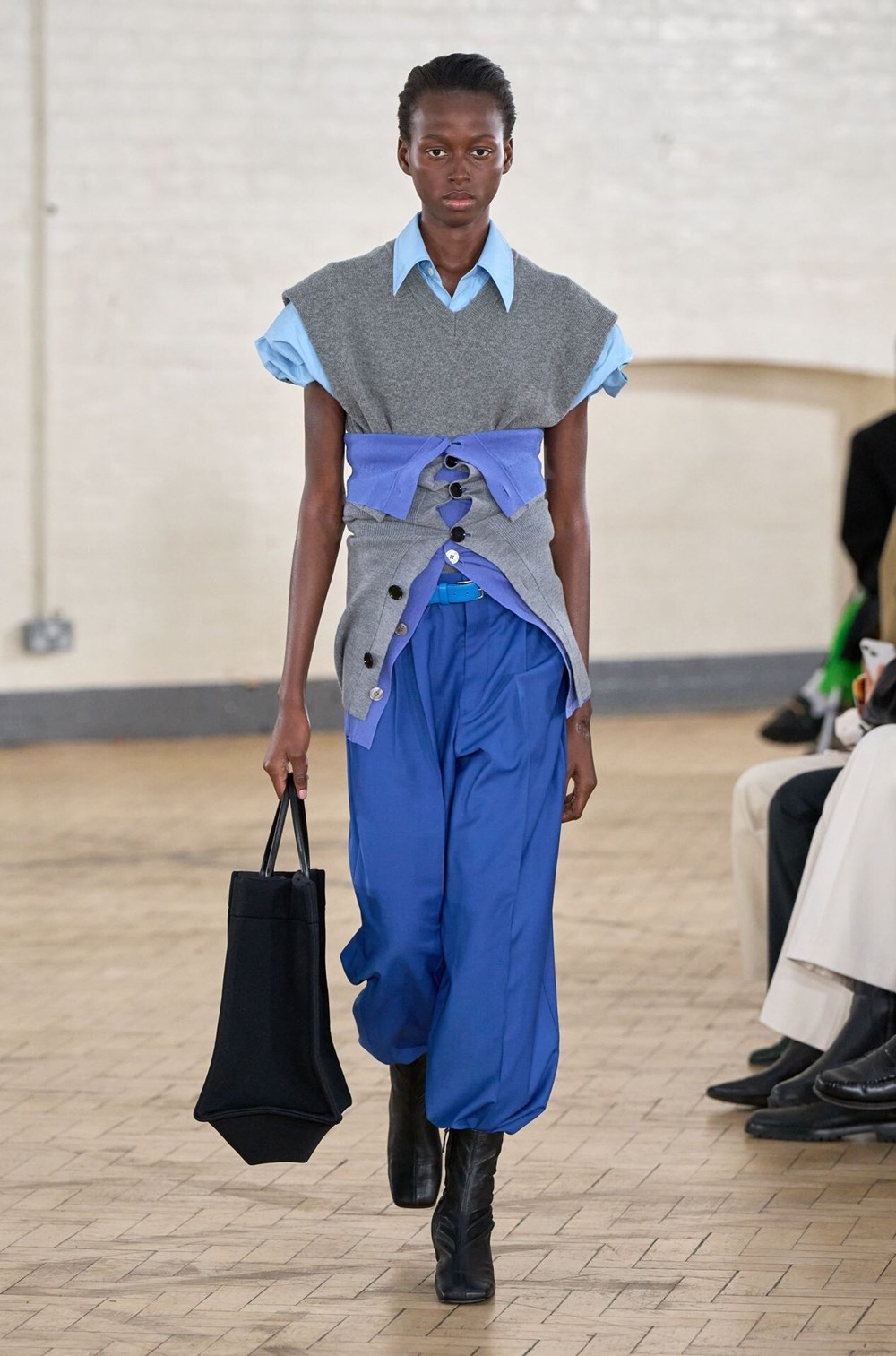 صيحات مبتكرة من أسبوع الموضة في لندن 2026