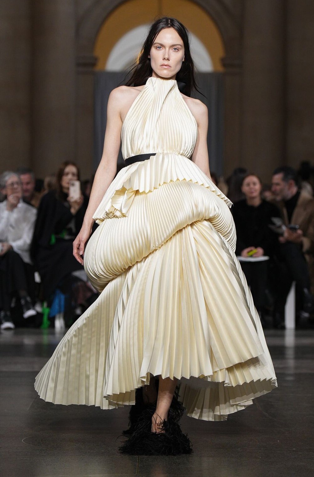 صيحات مبتكرة من أسبوع الموضة في لندن 2026