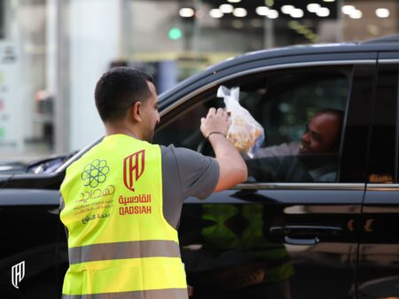 القادسية يوزع 100 وجبة متنقلة يوميًا لـ”إفطار صائم”